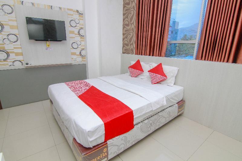 Oyo 861 R Four Hotel Palu Bagian luar foto